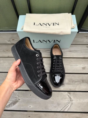 Svarta Lanvin sneakers i mocka och lack - Lanvin storlek uk9 ≈ eu 43 | mycket fint skick/ nästan nytt | skicka prisförslag eller frågor | obs bara skor skickas med |