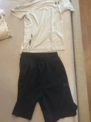 Under Armour träningsset t-shirt & shorts - Jag säljer detta setet så jag inte använder de så mycket längre pris kn diskuteras