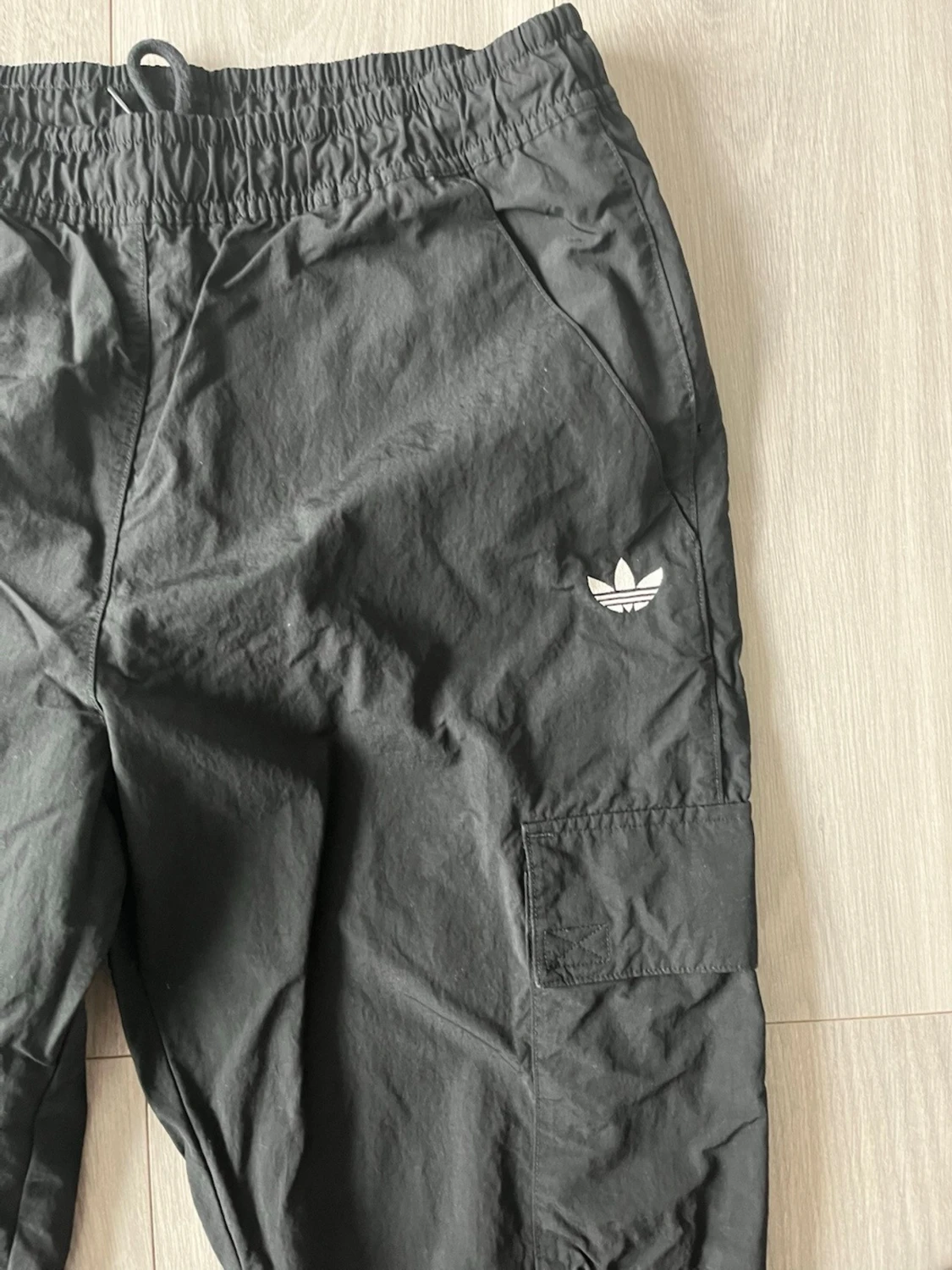 Svarta cargobyxor från Adidas - 1