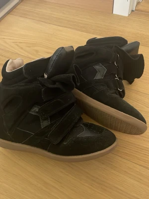 Snygga Isabel marant beckett skor - Sååå snygga, storlek 38. Köpt för 4000kr på plick av en annan tjej, kan ej garantera till 100% äkta men är ganska säker då jag har orderbekräftelse från förra tjejen! Kan skicka bild  privat vidförfrågning. Super fint skick och jätte coola med hög klack inuti🥰