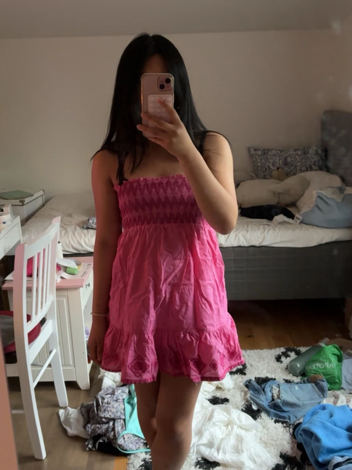 Rosa kort klänning med volang