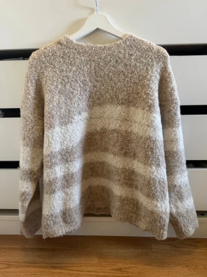 Biege stickad tröja vita ränder ull mix  - Beige stickad tröja i ull mix🤎                                          S/M