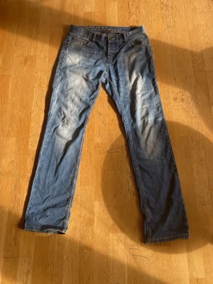 Blå raka jeans från JACKSONVILLE - Snygga blå jeans från JACKSONVILLE. Storleken är 34/34 men passar mer som 31/32 