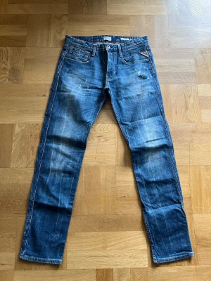 Blå jeans från Replay - Blå jeans från Replay med passformen Anbass samt storlek W31 L32
