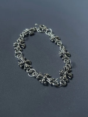 Rebel Chrome Cross Bracelet - Cirka 19 cm, kan korta ner eller förlänga vid önskemål. 