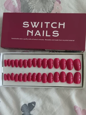 Switch Nails oanvända - Snygga press-on naglar från Switch Nails i modellen Hexed Heart. Färgen är en djup rosa/röd ton och naglarna har en kort oval form. Förpackningen är öppnad men allt ligger i och är oanvänt. Köpta för 249 kr. Glue tabs, vipes, nagelfil och cuticle stick ingår. Pris kan diskuteras💕