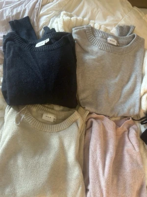 Stickad tröja paket - 4 st stickade tröjor. Ljusrosa från hm storlek: Xs, beige tröja från vila storlek: S, blå och grå tröja från vila storlek: Xs. Alla tröjor är andvända men har ej några större defekter än lite noppriga (blå och rosa är lite noppriga). Skriv om ni har frågor!💕