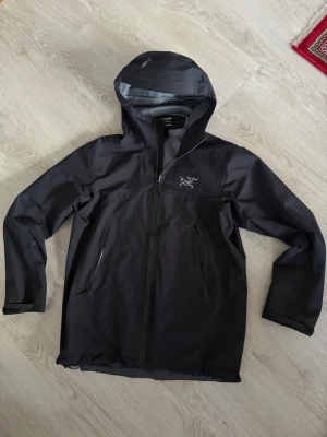 Arc’teryx Beta jacket M/S - ”Size M mens but fits SIZE S. Very lightly used with no stains or marks also has GORE-Tex techonolgy 100% waterproof”. Kan skicka när som helst.