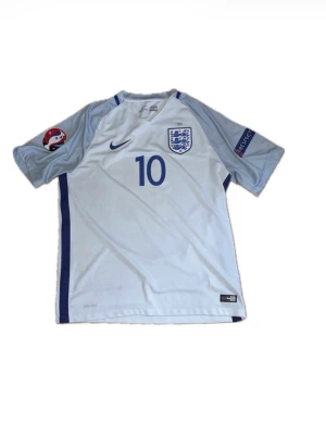 (Äkta) England Hemma 2016-17 Rooney #10 - Skick: 8/10 (grymt skick men begagnad)                  Storlek: Large                                             Produktskod: 724610-100                               Englands hemmatröja från EM i Frankrike 2016 där laget åkte ut mot Island i åttondels final.              Bara att höra av sig vid frågor!🦁🏴󠁧󠁢󠁥󠁮󠁧󠁿