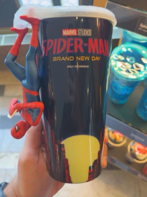 Spider-Man plastmugg brand new day - Säljer en cool Spider-Man Brand New Day samlarmugg med en detaljerad 3D-figur på sidan. Perfekt för Marvel- eller Spider-Man-samlare. 