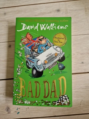 Bad Dad av David Walliams - En färgstark och humoristisk bok med grönt omslag, skriven av David Walliams och illustrerad av Tony Ross.Perfekt för dig som gillar äventyr och roliga berättelser, på engelska. 