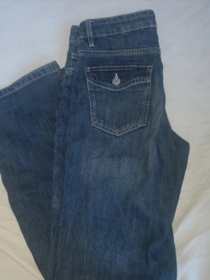Mörkblå bootcut jeans  - Snygga mörkblåa bootcut jensen stl 158 