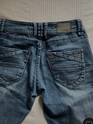 Blå bootcut jeans med detaljer - Snygga blå bootcut jeans 
