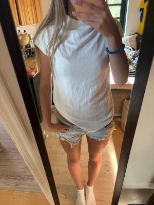 Vit basic t-shirt med kort ärm - En enkel och stilren vit t-shirt med korta ärmar och en lite högre krage😍