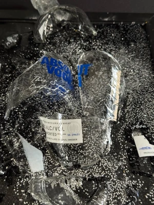 Handgjord Epoxy Tavla – Krossad Vodkaflaska - Handgjorda epoxy-konsttavlor med 3D-effekt  • Krossad vodkaflaska i epoxy  Unika konstverk, perfekta som inredningsdetalj eller present. Säljs styckvis eller tillsammans. Skickas väl emballerade eller hämtas enligt överenskommelse.