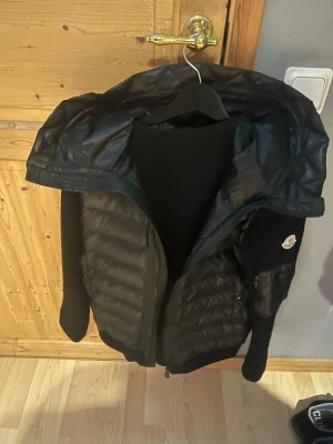 Moncler cardigan - Säljer då den inte riktigt passar mig, den massar xs-m o köpte den här på plick. Bra kvalite annars o inga skador alls.