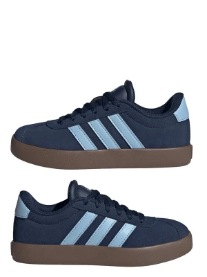 Adidas VL court - Säljer ett par mörkblåa Adidas sneakers i mocka med klassiska ljusblåa ränder på sidorna och brun gummisula. Skorna har svart snörning och låg profil, perfekt för en clean och sportig look. Passar till det mesta och är riktigt bekväma.