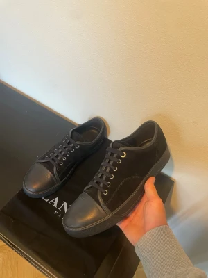 Mörkblå skor från Lanvin - Säljer nu dessa riktigt fina mörkblå skor från Lanvin / skick 9,5/10 / storlek 41 fits 42 / Dustbag medföljer plus Nocco i paketet! kontakta via intresse eller annat och priset kan alltid diskuteras, kom med bud!!!😊 Fraktas inom 12 timmar🙏