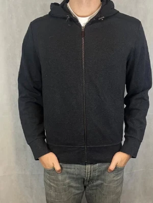 Mörkblå cardigan från Ralph lauren - Fet mörkgrå Cardigan från Ralph lauren / 9/10 skick / storlek M mer L / modellen är 184 /kontakta via intresse eller annat och pris kan alltid diskuteras!😊 Fraktas inom 12 timmar🙏