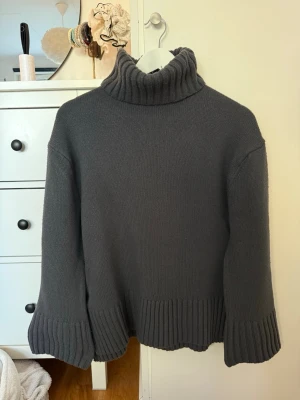 Mörkgrå polotröja  - Super skön polo tröja ifrån H&M i en mörkare grå, tröjan är i storlek xs med passar även s😇😇