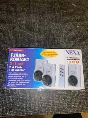 Nexa fjärrströmbrytare 2+1-set - Säljer ett Nexa fjärrströmbrytare 2+1-set med två på/av-uttag och en dimmer. Setet innehåller även en fjärrkontroll. Perfekt för att styra lampor och elektronik trådlöst hemma. Färgen är vit och uttagen är i plast.