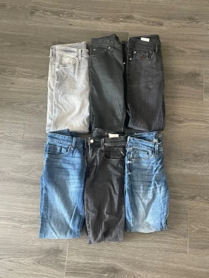 Blandade jeans - 1 par Nudie, 1 par replay, 1 par diesel, 1 par neuw och 2 par Jack n Jones jeans till ett riktigt bra pris. Replay jeansen har en liten defekt mellan benen men är lätt att fixa. 4 par i W29 och 2 i W30. Skriv vid minsta fråga!