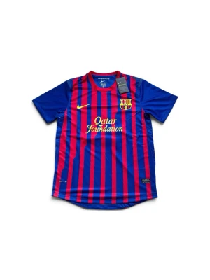 Barcelona matchtröja Messi #10 - Säljer en klassisk FC Barcelona matchtröja från Nike med Messi #10 på ryggen. Tröjan är blå och röd med vertikala ränder, klubbmärke på bröstet och Qatar Foundation-tryck framtill. Tillverkad i lätt och ventilerande material, perfekt för fotboll eller träning. Kom gärna med bud!!!
