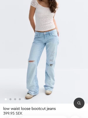 SÄLJS INTE JUST NU Ljusblå loose bootcut jeans - Säljs inte just nu som det står i rubriken. Ljusblå bootcut jeans med låg midja och lös passform. Jeansen har slitna detaljer och hål på benen. Säljer vidare eftersom att jeansen tyvärr var för långa för mig. strl 170 men passar som xs elr liten s. 