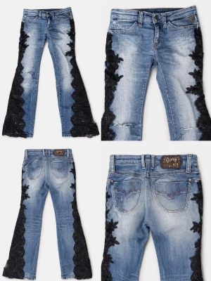 Jean med spets  - Jeans med spets Midjemått: 72 cm Innerbenslängd: 76 cm  Rekommenderas tvättas ut och in 💕