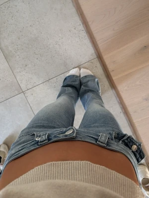 Ljusblå low waist bootcut jeans - Säljer ett par true religion jeans i storlek 23! Säljer pågrund av för långa för mig, lite slitet längst ner av jeansen men annars är de felfria!❤️‍🔥❤️‍🔥🤞🏽