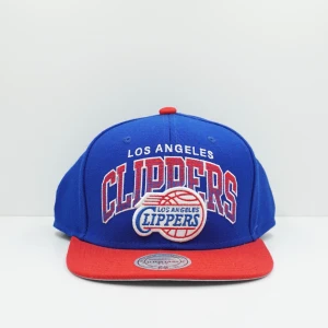 Mitchell & Ness Los Angeles Clippers Blue Red Snapback Cap - Ny snapback-keps med Los Angeles Clippers-design i blått och rött.