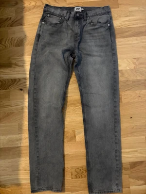 Lager 157 New Classic Jeans Grå – Strl 29/32 - Säljer ett par grå New Classic-jeans från Lager 157 i storlek 29/32. Jeansen är i fint skick och passar perfekt till vardags. Stilren grå färg som är enkel att matcha med olika outfits.  ✔️ Märke: Lager 157 ✔️ Modell: New Classic ✔️ Storlek: 29/32 ✔️ Färg: Grå ✔️ Fint skick ✔️ Skickas snabbt eller kan hämtas efter överenskommelse.  Hör av dig om du vill ha fler bilder eller har några frågor!