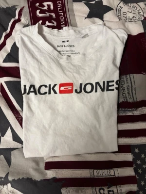 Vit Jack Jones t shirt - En nice bit Jack Jones t shirt som sitter schysst. Lite större än xs så typ s