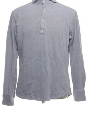 Suitsupply långärmad tröja (L)  - En stilren ljusgrå henleytröja ifrån Suitsupply med lång ärm och knappar framtill. Skjortan har klassisk krage och är tillverkad i mjukt bomullsmaterial. Perfekt för en avslappnad men ändå snygg look. I väldigt fint skick. 