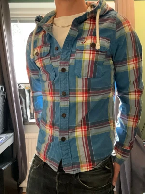 Hollister hoodie skjorta - Snygg skjorta med luva från Hollister som sitter fint på kroppen🤩. Jättebra skick. Storlek S, är 177cm lång på bilden. Skicka gärna frågor och prisförslag!😁