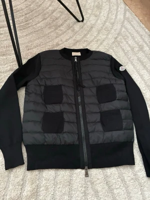 Moncler cardigan dam - Säljer nu vidare min Moncler cardigan till dam i storlek L men som även passar till M. Kvitto finns, dustbag medföljer. 