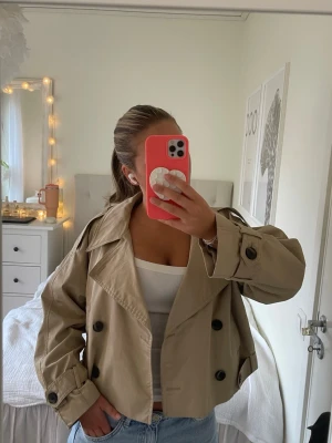Beige trenchcoat - Jättesnygg beige trenchcoat från Pull & Bear i storlek S💕 köpt för 500kr säljer för 365
