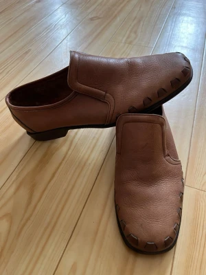 Bally Suisae  - Säljer ett par klassiska Bally loafers i äkta läder Artikelnr 521846. Era 1980/90 -tal