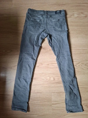 Replay Wallys jeans i grått – W29/L32 - Snygga grå slim fit jeans med klassiska bakfickor och diskreta sömmar. Jeansen har en smal passform och är tillverkade i ett mjukt denimtyg som ger en bekväm känsla. Perfekta för dig som gillar en stilren och enkel look.