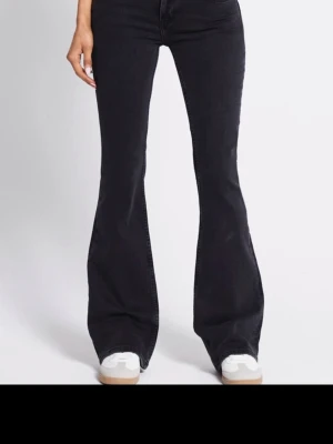 Svarta bootcut jeans - Säljer ett par svarta bootcut jeans från lager 157, de är lågmidjade och passar perfekt till allt💕