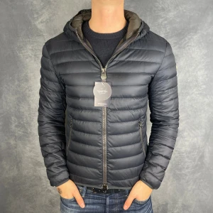 Colmar Jacka - Skick: 8/10. | Ingår: Endast jackan. | Nypris: +- 4000 SEK. | Storleken är 46/S. | Modellen är 183cm och väger cirka 70kg.