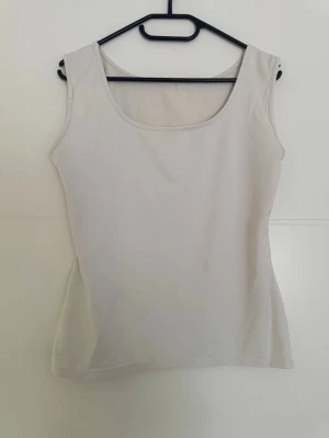Vit blus med fyrkantig U-ringning - 🤍✨ 🤍✨ Vit blus med fyrkantig U-ringning ✨🤍  🌸 Skick: bra 🤍 Klassisk och stilren modell 👚 Med breda axelband ✨ Bekväm och lätt att matcha till olika outfits  📏 Mått: ➡️ Bredd under armarna: 94 cm (stretchas upp till ca 108 cm) ➡️ Längd: 57 cm  💫 Perfekt som basplagg – passar fint till jeans, kjol eller byxor 🤍 ✨🤍