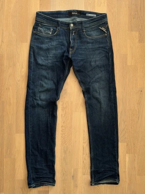 Replay Rocco jeans - Snygga mörkblå replay Rocco jeans i comfort fit. De är i storlek W29 L32 men sitter som W30 L32. De passar perfekt till en avslappnad stil.