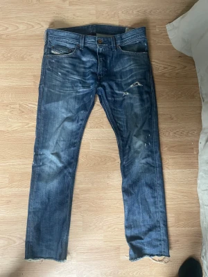 Diesel jeans - Säljer ett par blå diesel jeans med raka ben och slitna detaljer. Riktigt skön tvätt och materialet är riktigt dunder! Pris ej hugget i sten