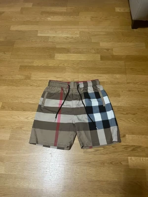 Burberry Shorts – Priset kan diskuteras  - Den är helt ny och har aldrig använts. Det är storlek L men den passar 168-180. Det är bara att skriva om det finns några frågor eller funderingar.  Priset kan diskuteras. Fraktar inom 24h