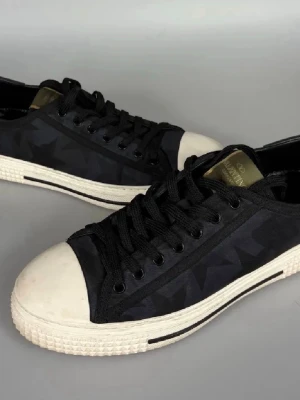 Valentino skor - SALE UTFÖRSÄLJNING! ÄKTA Valentino skor i en converse liknande modell! Mkt bra skick, inga deffekter. Storlek 42 men kan även passa större! Vi säljer inga kopior!