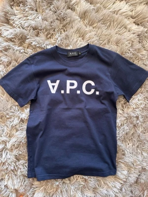 Apc t shirt - Riktigt fet, använd 3 gånger. Säljer den då den är för liten. Xs passar 175. Kan gå ner i pris vid snabb affär!!