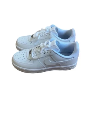Nike Air Force 1  - ❤️ Nike Air Force 1 Low – Vita ❤️  💎 Helt nya – med box och skyddspapper kvar! ✅ Perfekt skick utan anmärkningar. 🤍 Stilren helvit design som passar till alla outfits. 📦 Skickas snabbt, oftast inom 24h 🚛 💸 Pris kan diskuteras vid snabb affär. 💬 Hör gärna av dig vid frågor eller om du vill ha fler bilder!  🔹 Märke: Nike 🔹 Modell: Air Force 1 Low 🔹 Färg: Vit 🔹 Storlek: 43 🔹 Skick: Oanvända