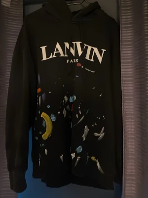 Lanvin x Dept de la Galerie - Hoodien är i jätte bra skick, och har används men sparsamt. Färgen är svart och priset kan diskuteras vid en snabb affär.