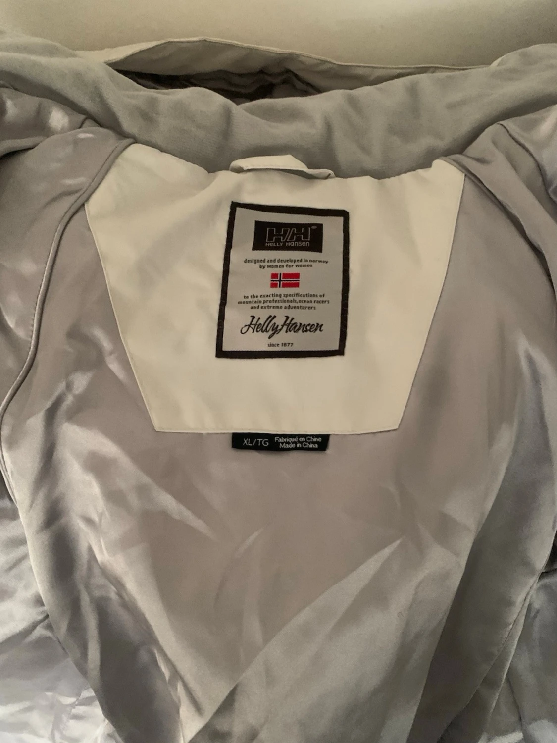 Ljusgrå dunjacka från Helly Hansen - 2